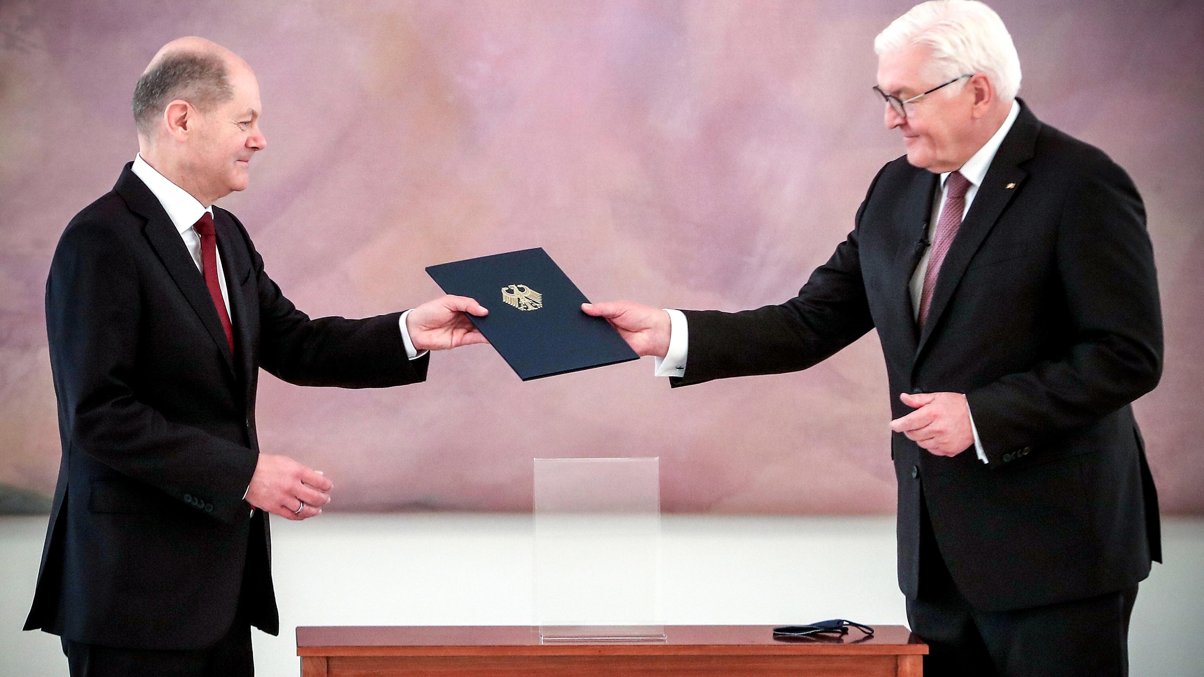 Bundespräsident Steinmeier händigt Bundeskanzler Olaf Scholz die Ernennungsurkunde aus, aufgenommen am 08.12.2021 im Schloss Bellevue in Berlin