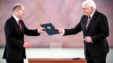 Bundespräsident Steinmeier händigt Bundeskanzler Olaf Scholz die Ernennungsurkunde aus, aufgenommen am 08.12.2021 im Schloss Bellevue in Berlin