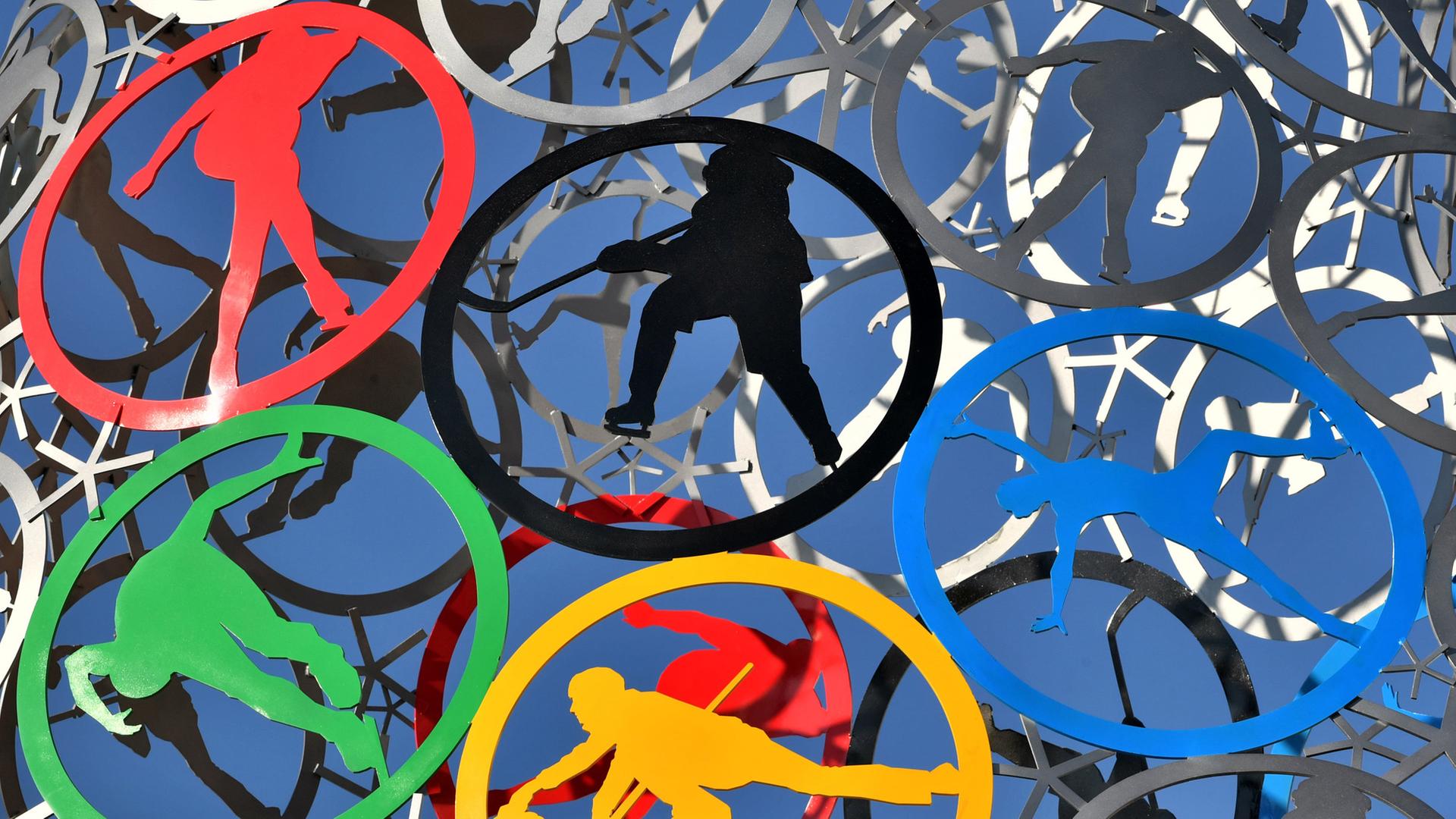 Eine große Metallkonstruktion zeigt die Piktogramme der Sportarten