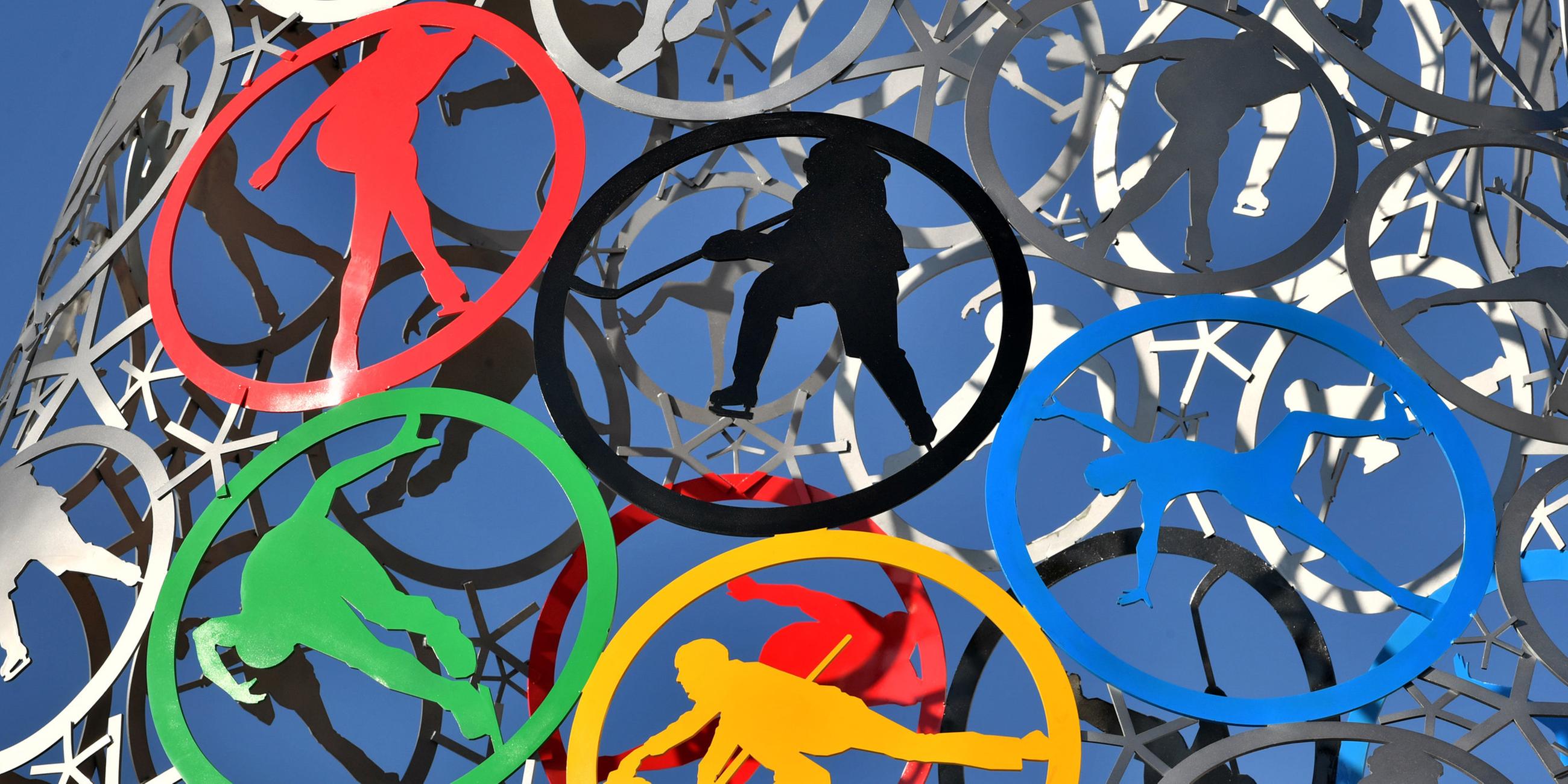 Eine große Metallkonstruktion zeigt die Piktogramme der Sportarten