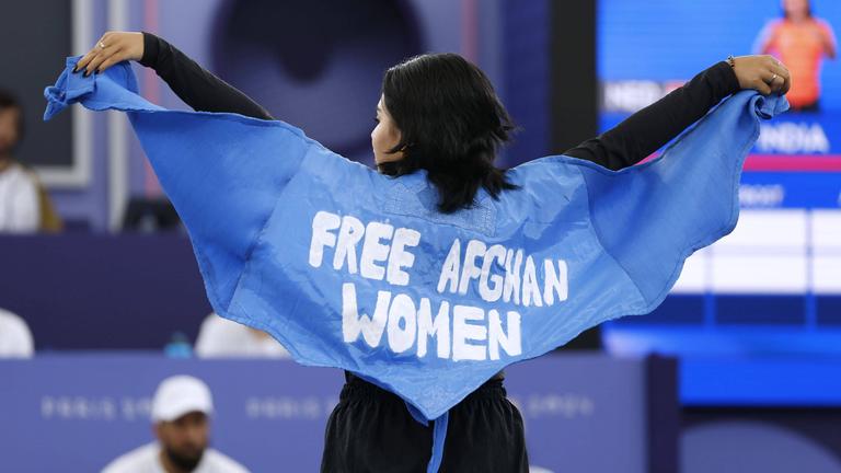 Weil das IOC politische Äußerungen bei den Olympischen Spielen verbietet, wurde eine afghanische Breakdancerin 2024 disqualifiziert.