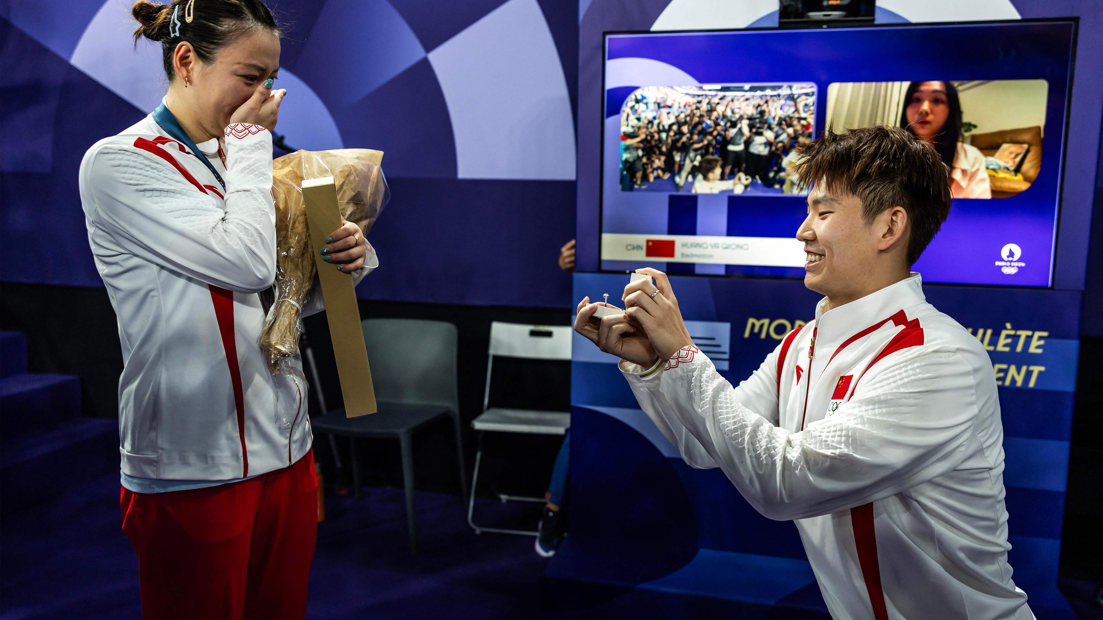  Liu Yuchen macht seiner Patnerin Huang Ya Qiong einen Heiratsantrag