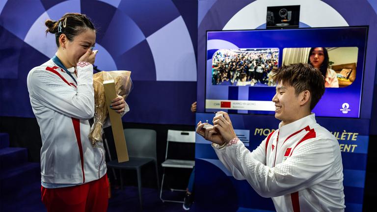  Liu Yuchen macht seiner Patnerin Huang Ya Qiong einen Heiratsantrag