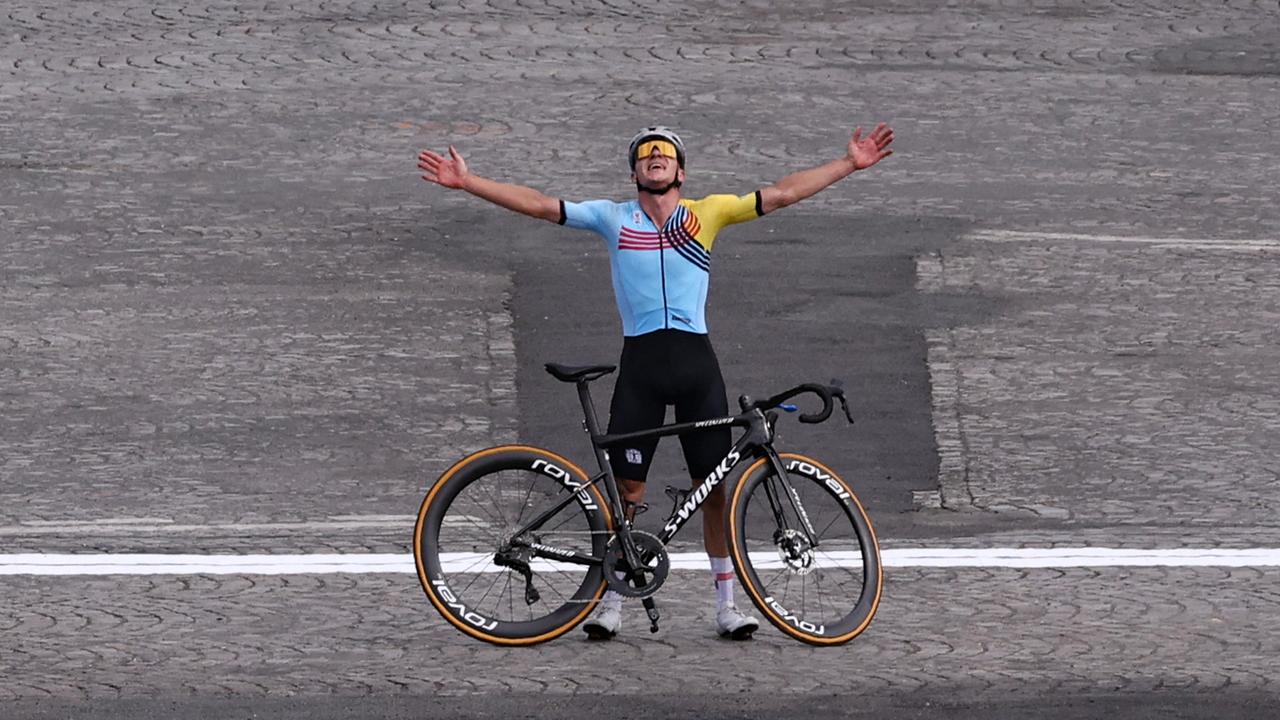 Remco Evenepoel breitet die Arme auseinander nach seinem Sieg