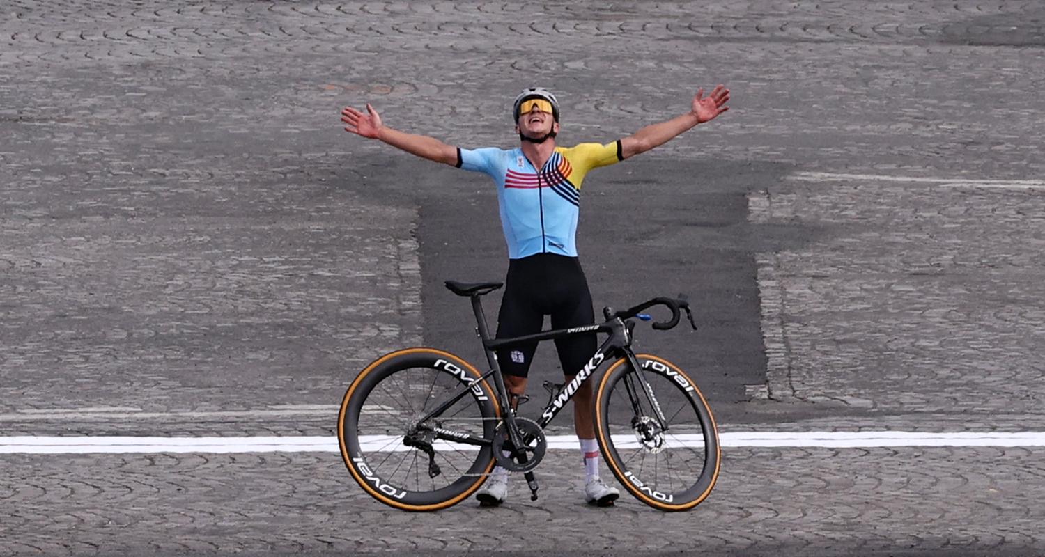 Remco Evenepoel breitet die Arme auseinander nach seinem Sieg