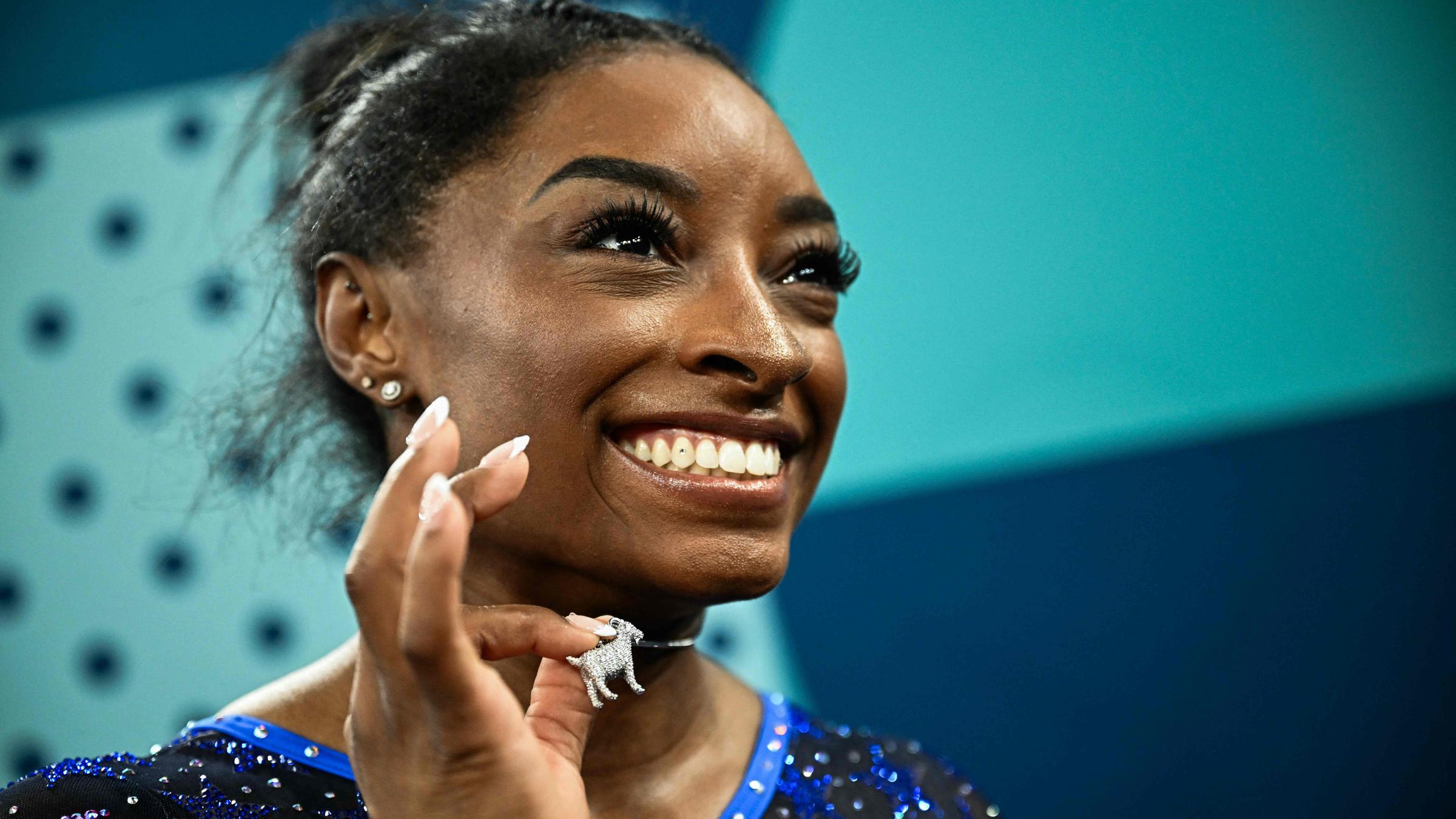 Simone Biles mit ihren vier Medaillen um den Hals