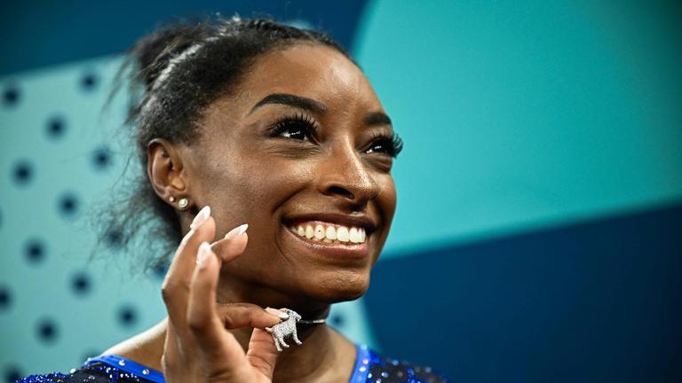 Simone Biles mit ihren vier Medaillen um den Hals