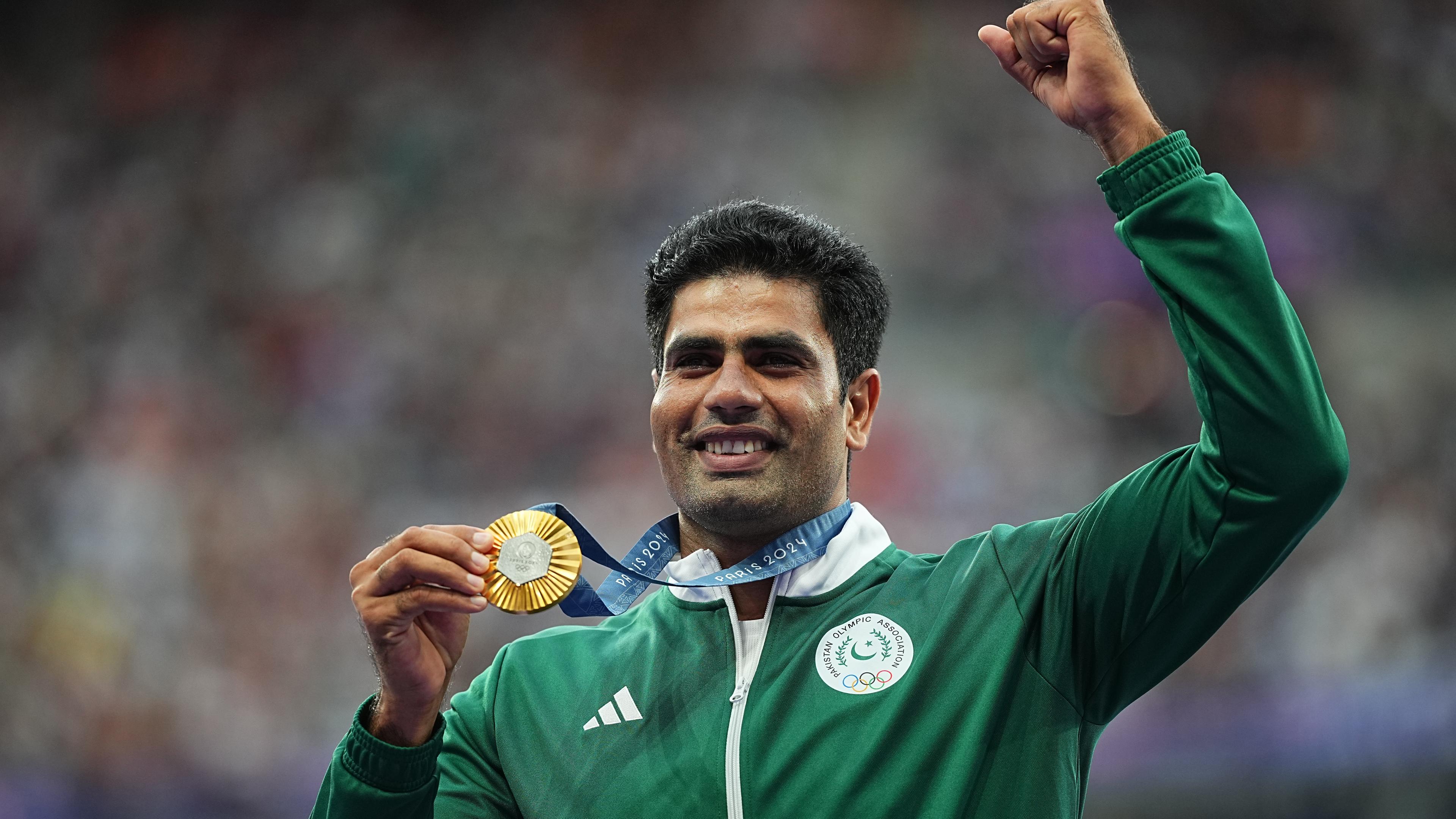 Arshad Nadeem jubelt mit seiner Goldmedaille in der Hand