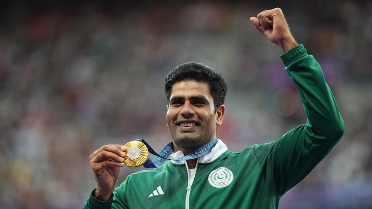 Arshad Nadeem jubelt mit seiner Goldmedaille in der Hand