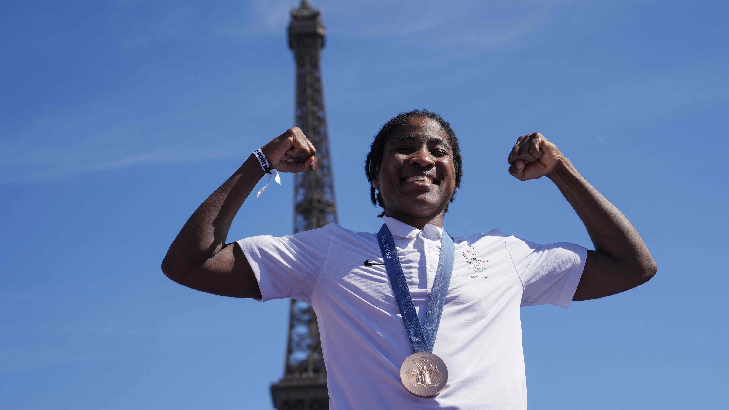 Djankeu Ngamba jubelt mit Medaille um den Hals