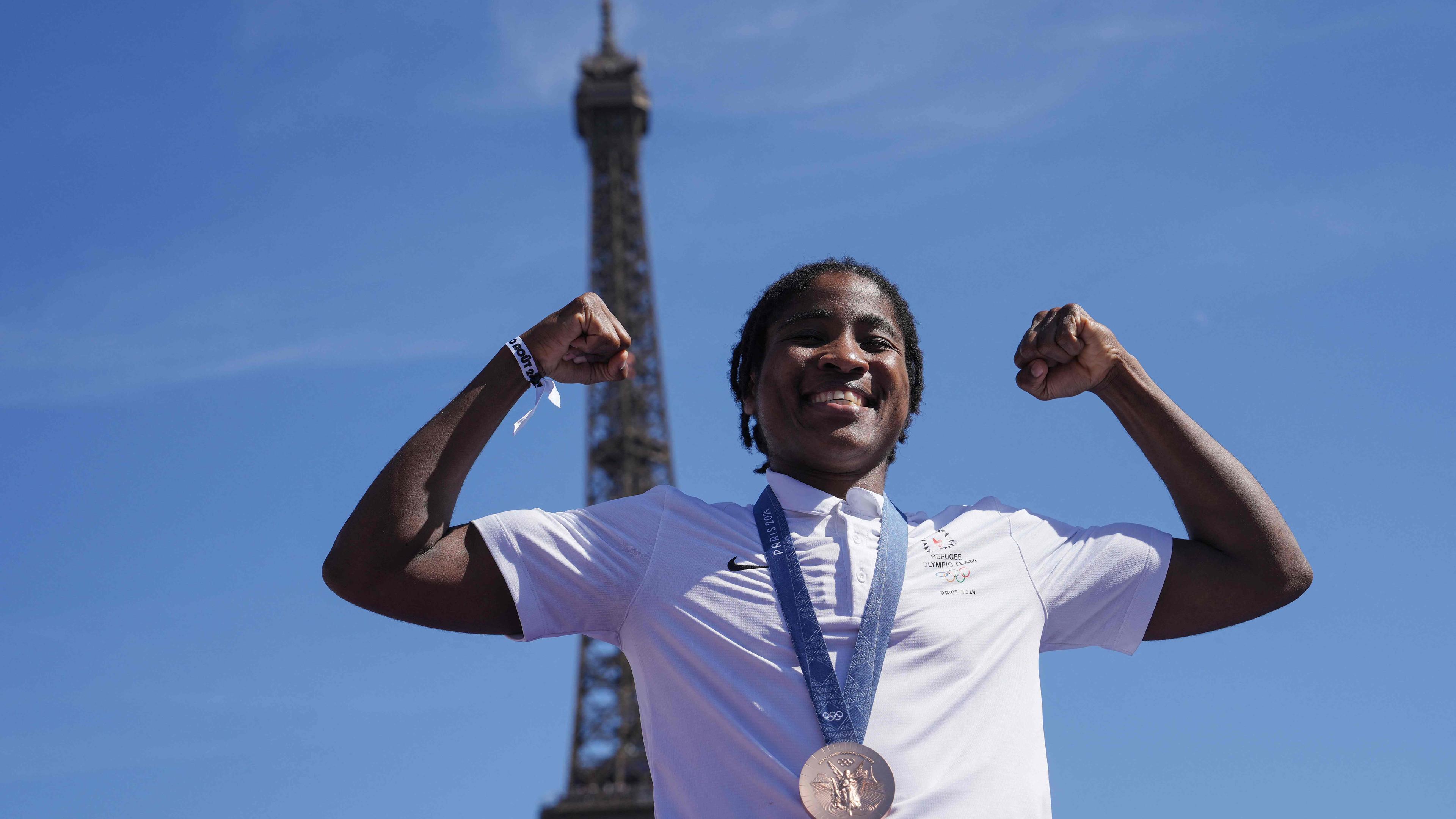 Djankeu Ngamba jubelt mit Medaille um den Hals