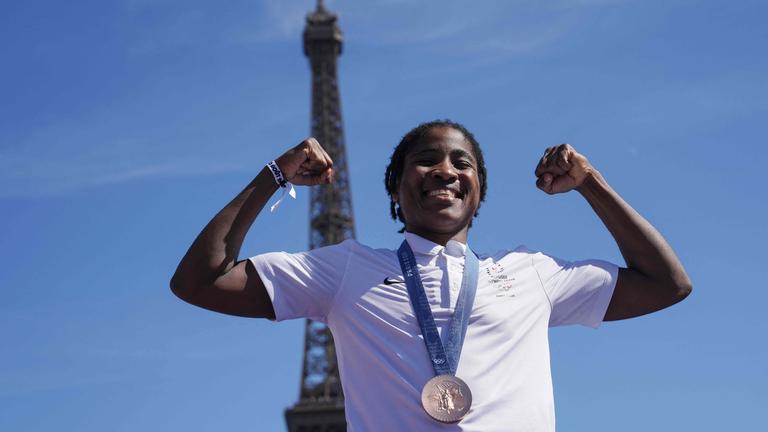 Djankeu Ngamba jubelt mit Medaille um den Hals