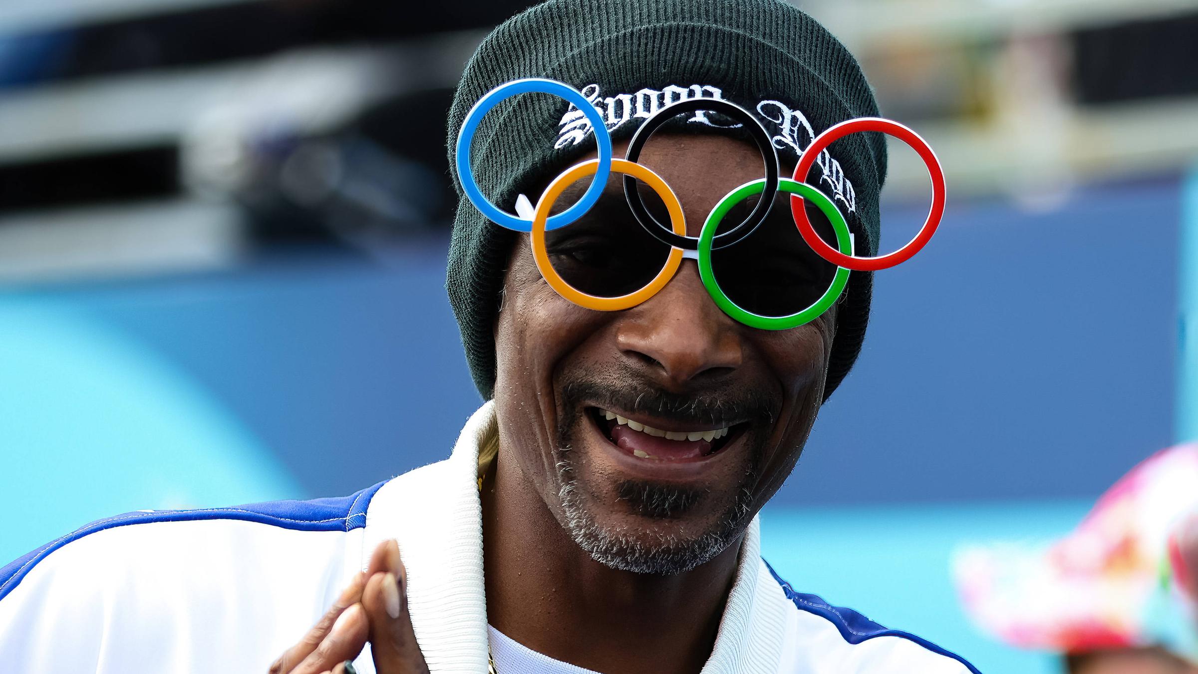 Snoop Dog hat eine Olympia Sonnenbrille an