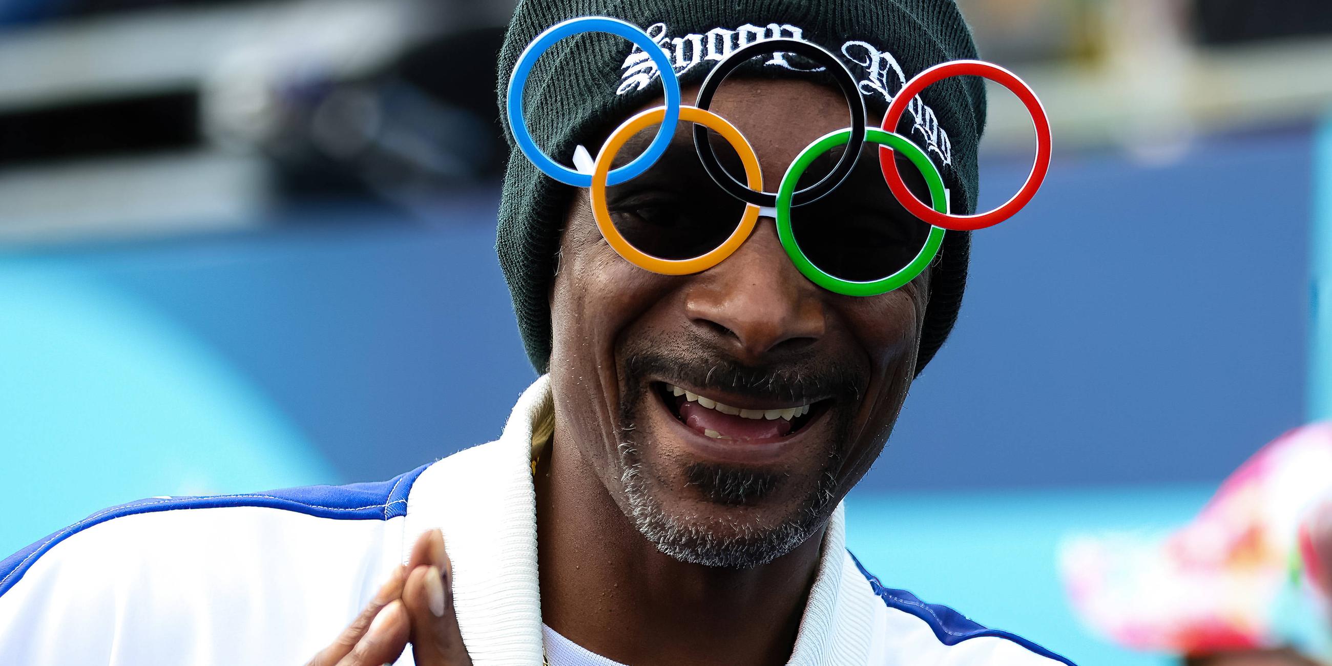 Snoop Dog hat eine Olympia Sonnenbrille an