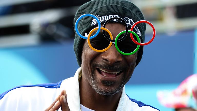 Snoop Dog hat eine Olympia Sonnenbrille an