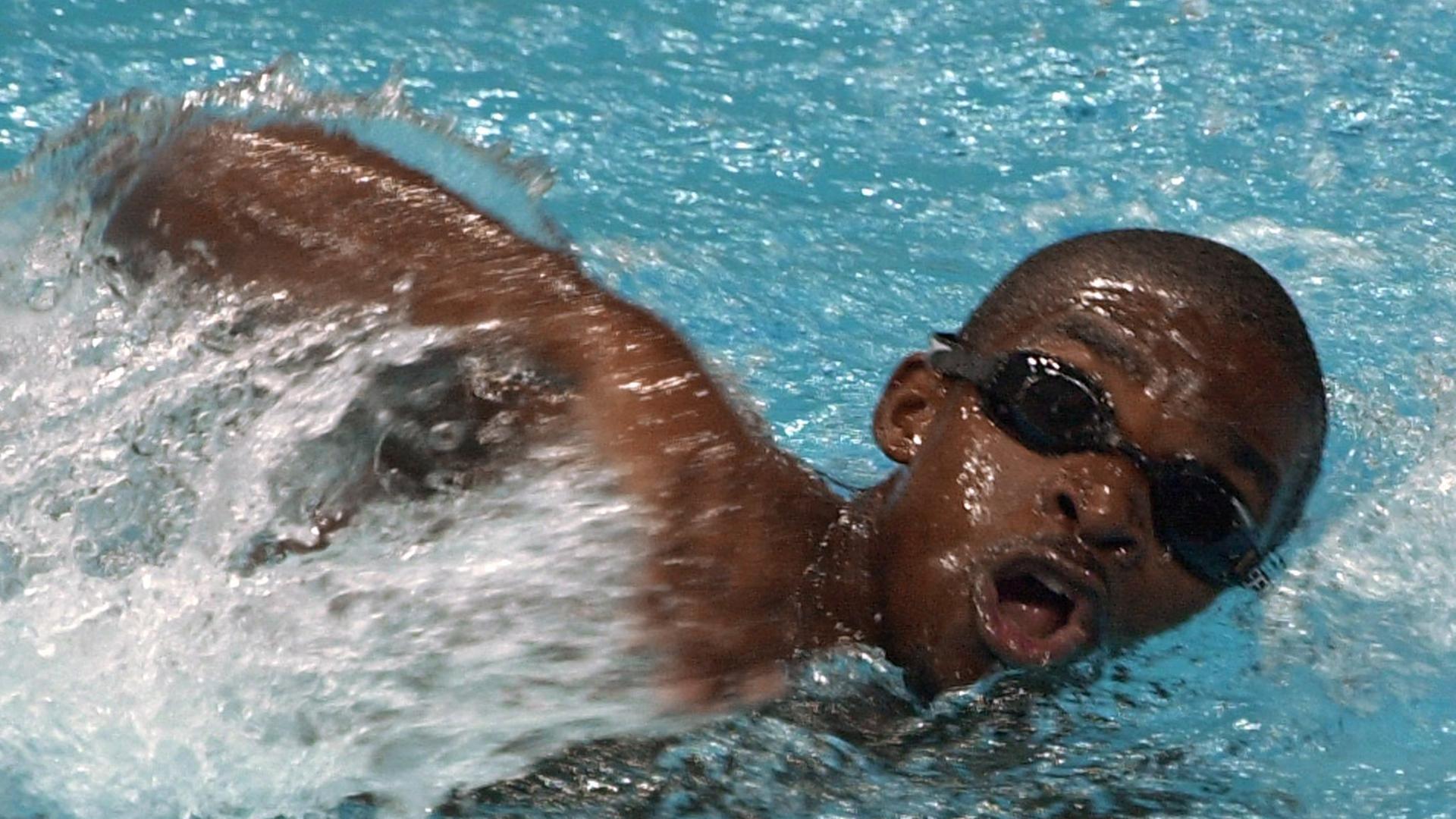Eric Moussambani aus Äquatorial-Guinea schwimmt bei den Olympischen Spielen 2000 in Sydney.