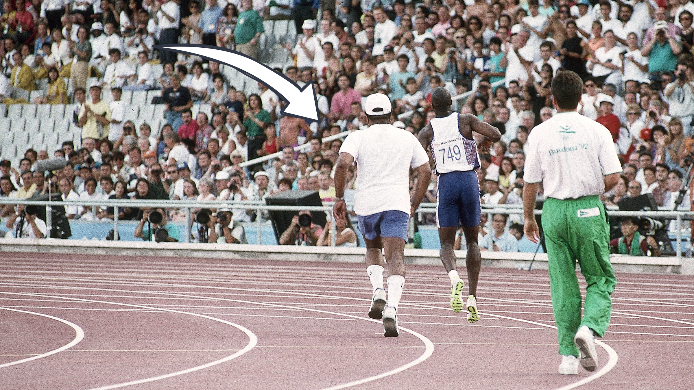 Olympische Sommerspiele in Barcelona 1992: Der britische Sprinter Derek Redmond verletzt sich beim 400 m Rennen. Der Vater des Sportlers rennt auf die Bahn und hilft ihm bis ins Ziel.