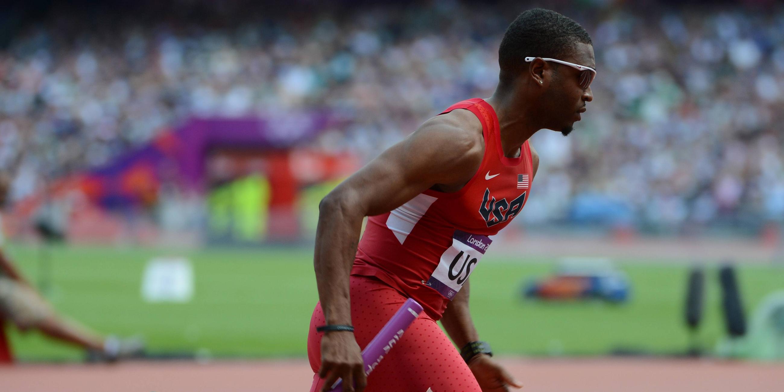 Manteo Mitchell bricht sich beim 400m Staffelrennen 2012 in London das Bein. Er läuft trotzdem weiter und bringt damit sein Team ins Finale.