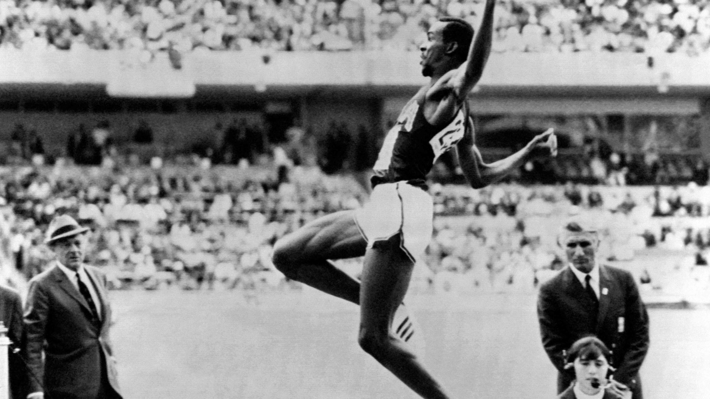 Der US-Athlet Bob Beamon springt bei den Olympischen Spielen 1968 Weltrekord: 8,90 m.