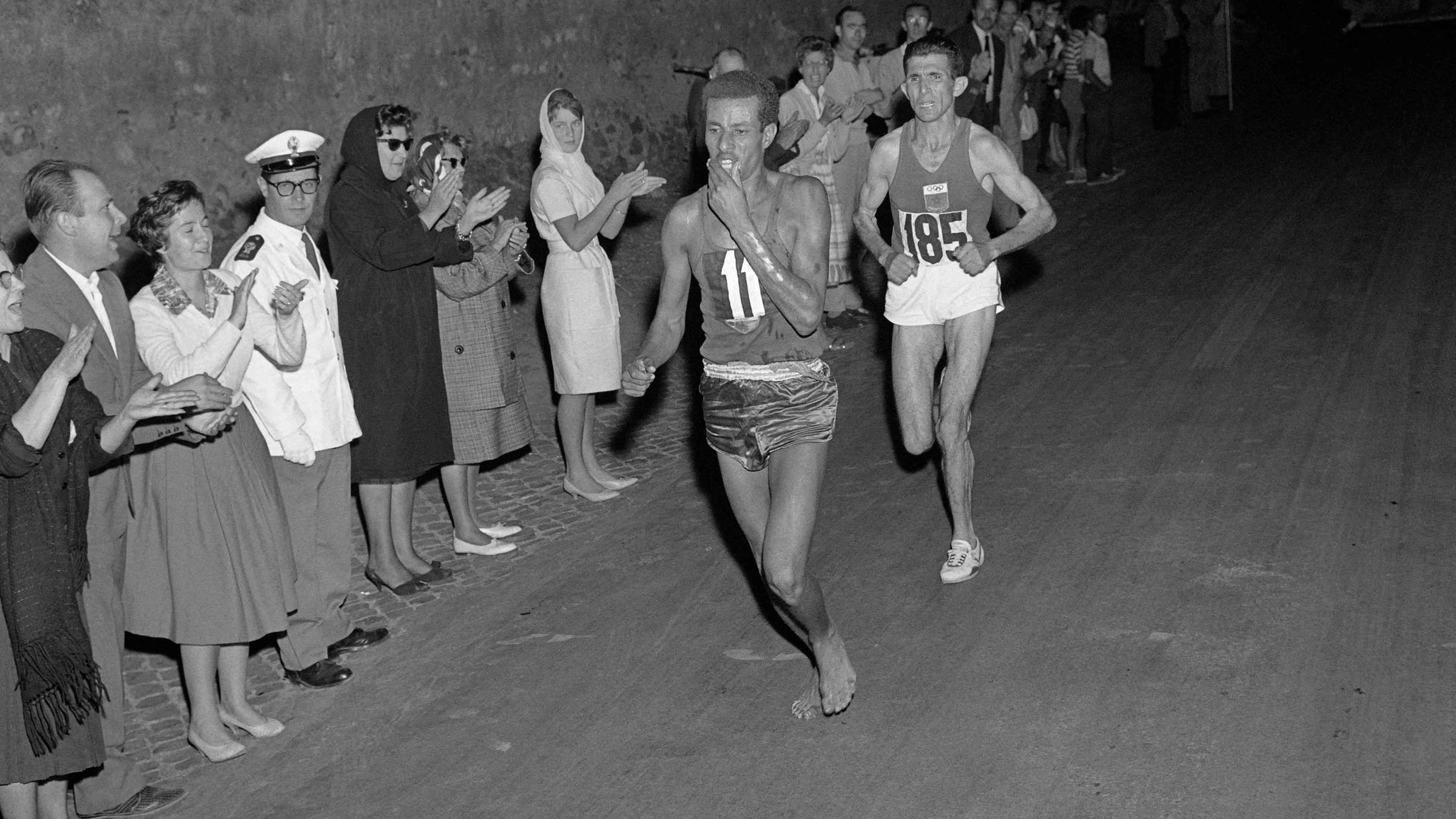 Abebe Bikila läuft barfuß beim olympischen Marathon 1960 in Rom und kommt später als erster ins Ziel. 