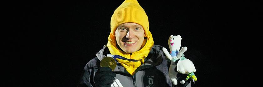 Rodler Max Langenhan aus Deutschland jubelt bei der Siegerehrung mit seiner Goldmedaille.