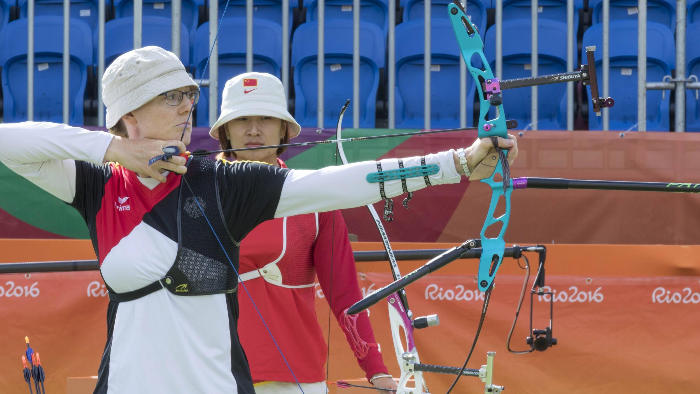 Eine Fraue beim Bogenschiessen