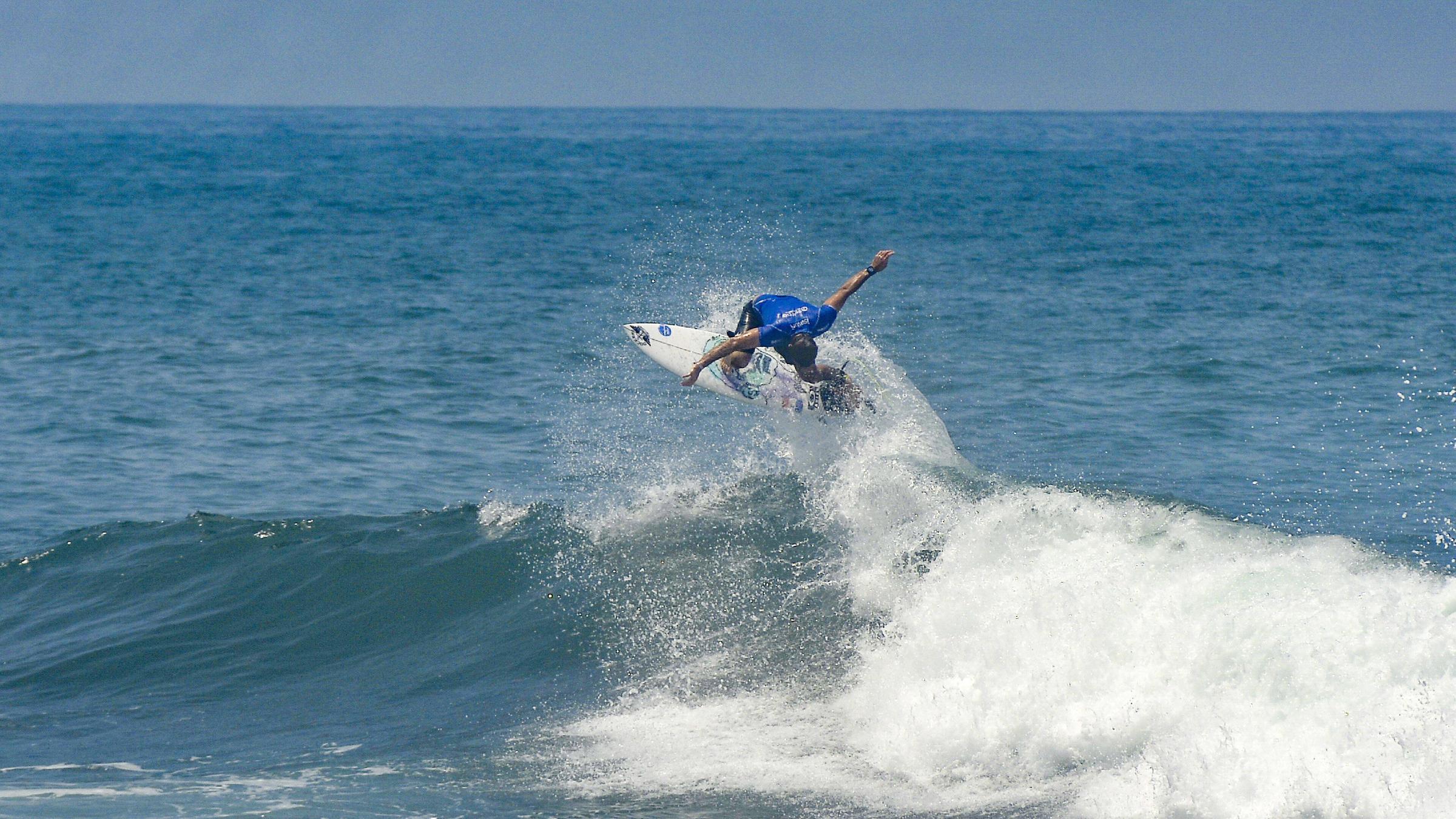 Ein Surfer auf einer Welle
