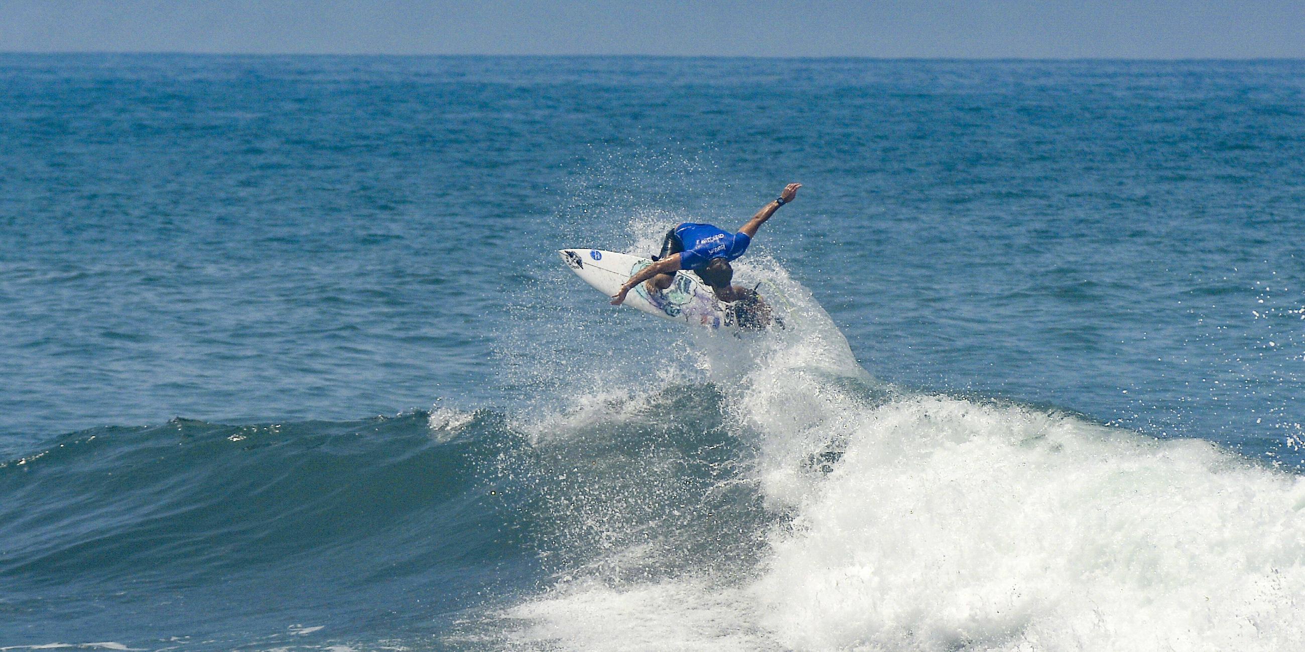Ein Surfer auf einer Welle