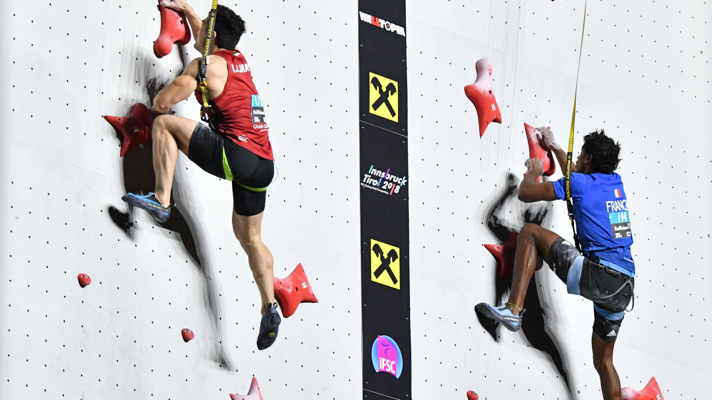 Zwei Sportler beim Speed-Klettern.