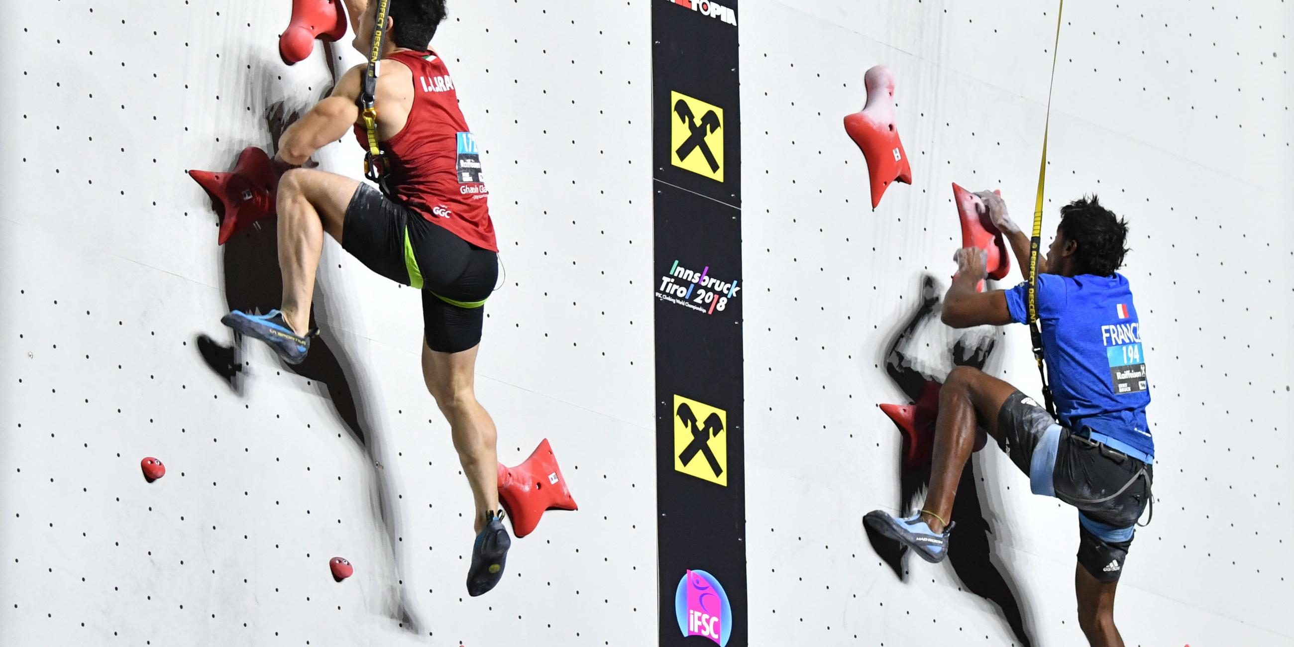 Zwei Sportler beim Speed-Klettern.