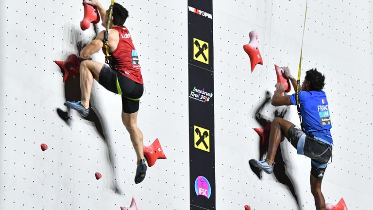 Zwei Sportler beim Speed-Klettern.