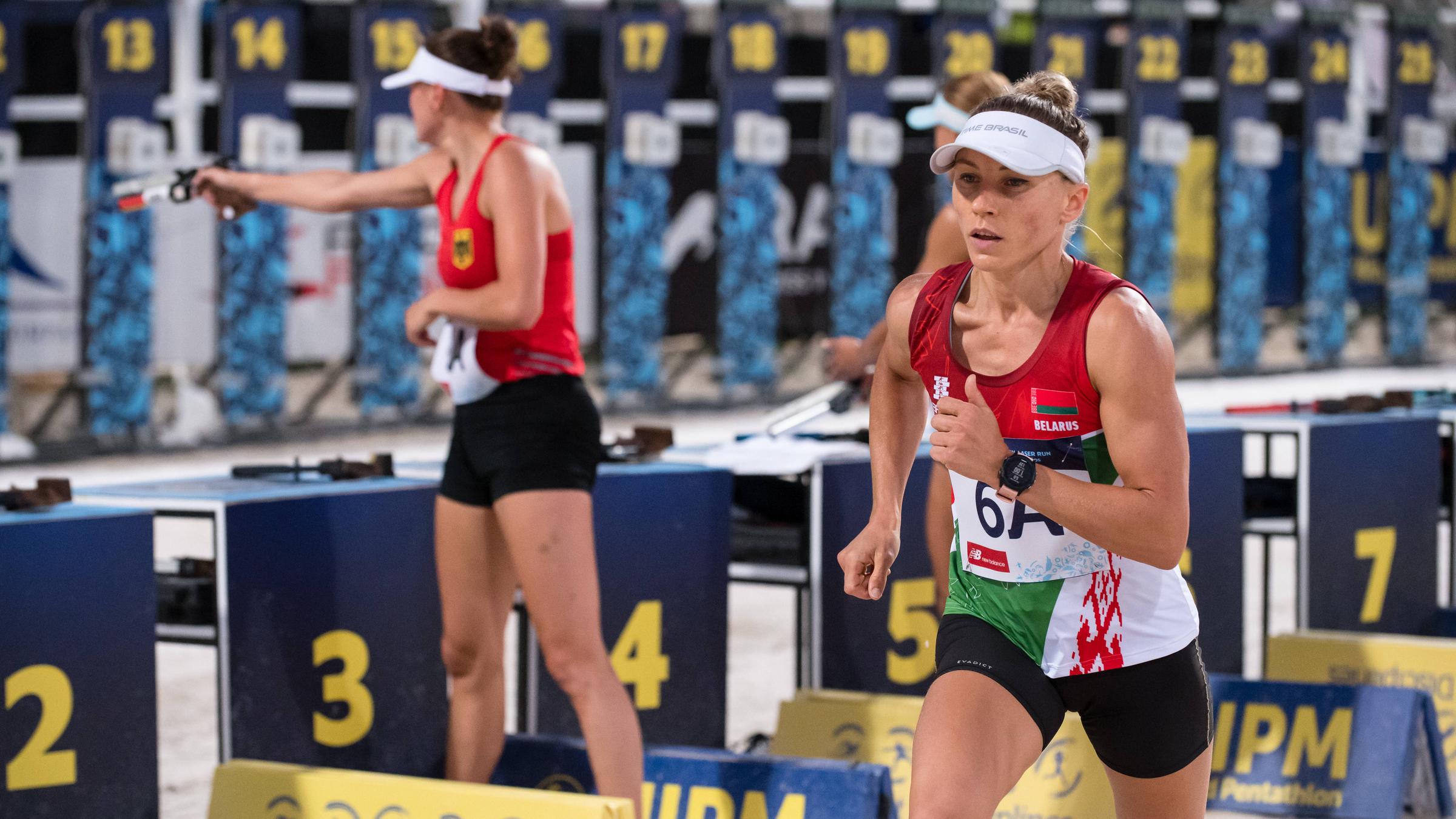 Eine Frau joggt im Rahmen eines Fünfkampfes.