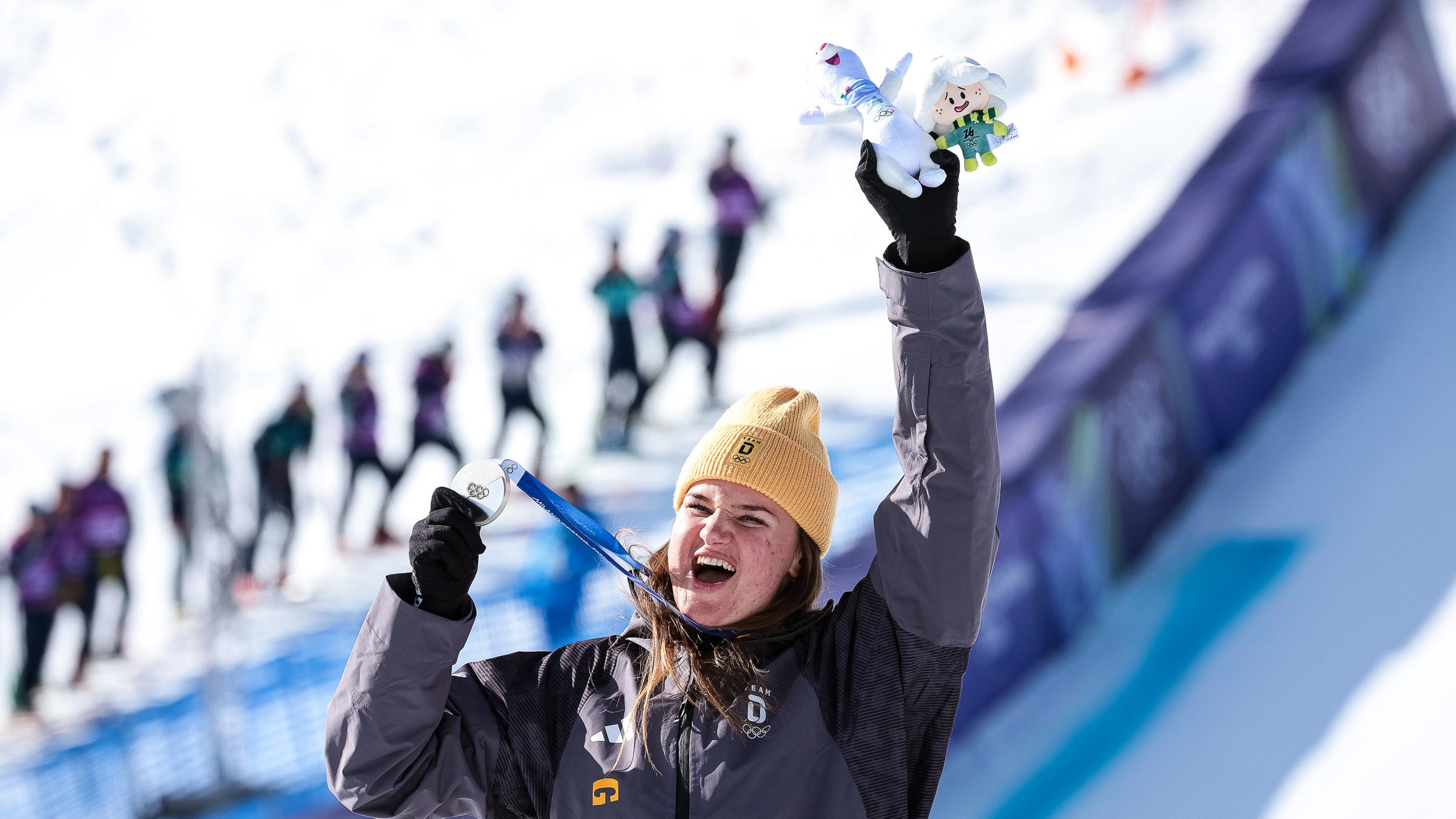 Großer Jubel: Die Skifahrerin Emma Aicher feiert bei der Siegerehrung mit ihrer Silbermedaille.