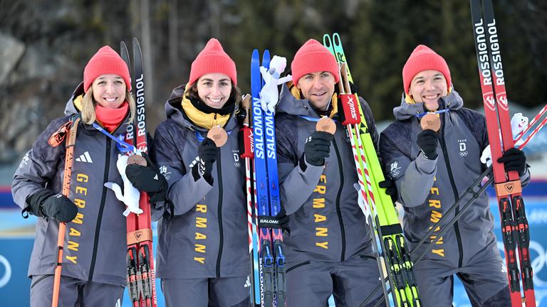 Die Biathleten (l-r): Franziska Preuß, Vanessa Voigt, Philipp Nawrath und Justus Strelow freuen sich über Bronze bei den Olympischen Winterspielen.