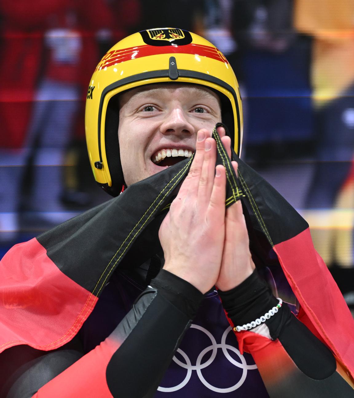 Max Langenhan hat die Deutsche Flagge um seine Schultern gelegt.