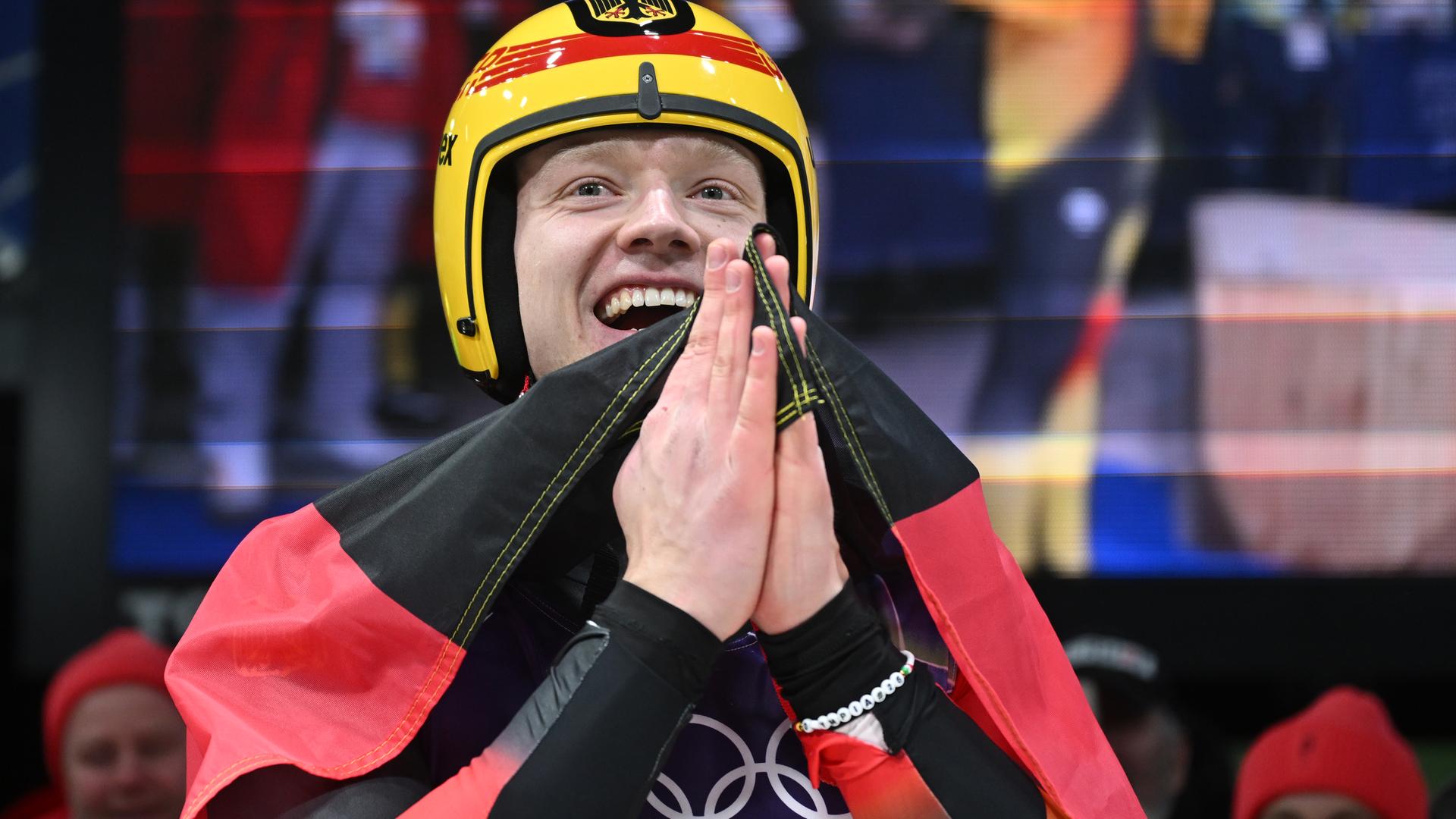 Max Langenhan hat die Deutsche Flagge um seine Schultern gelegt.