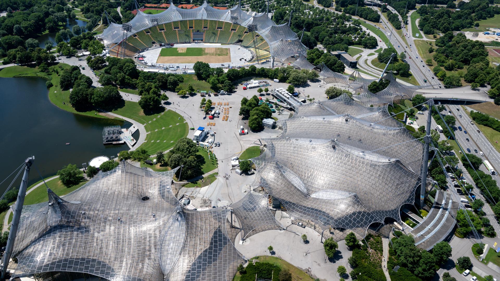 Der Münchner Olympiapark mit der Schwimmhalle, dem Olympiastadion und der Olympiahalle (von links) aufgenommen vom Olympiaturm.