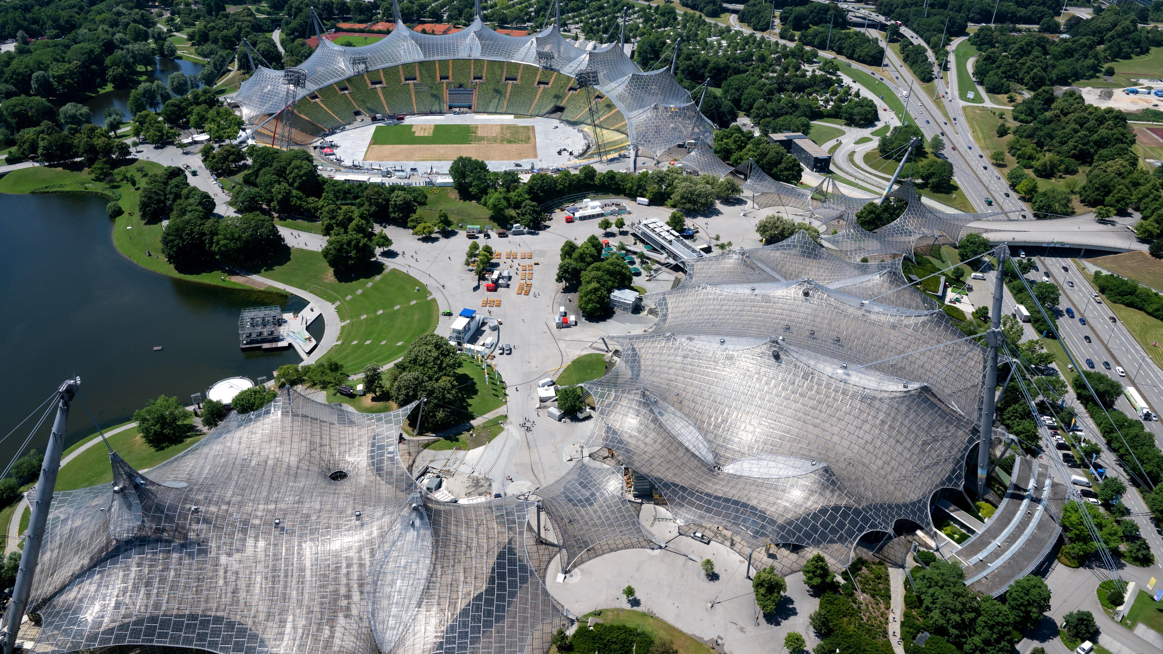 Der Münchner Olympiapark mit der Schwimmhalle, dem Olympiastadion und der Olympiahalle (von links) aufgenommen vom Olympiaturm.