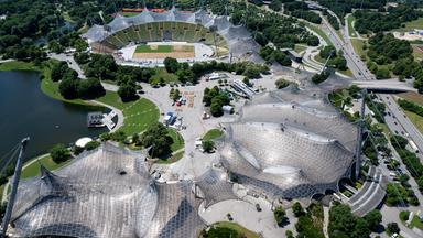 Der Münchner Olympiapark mit der Schwimmhalle, dem Olympiastadion und der Olympiahalle (von links) aufgenommen vom Olympiaturm.