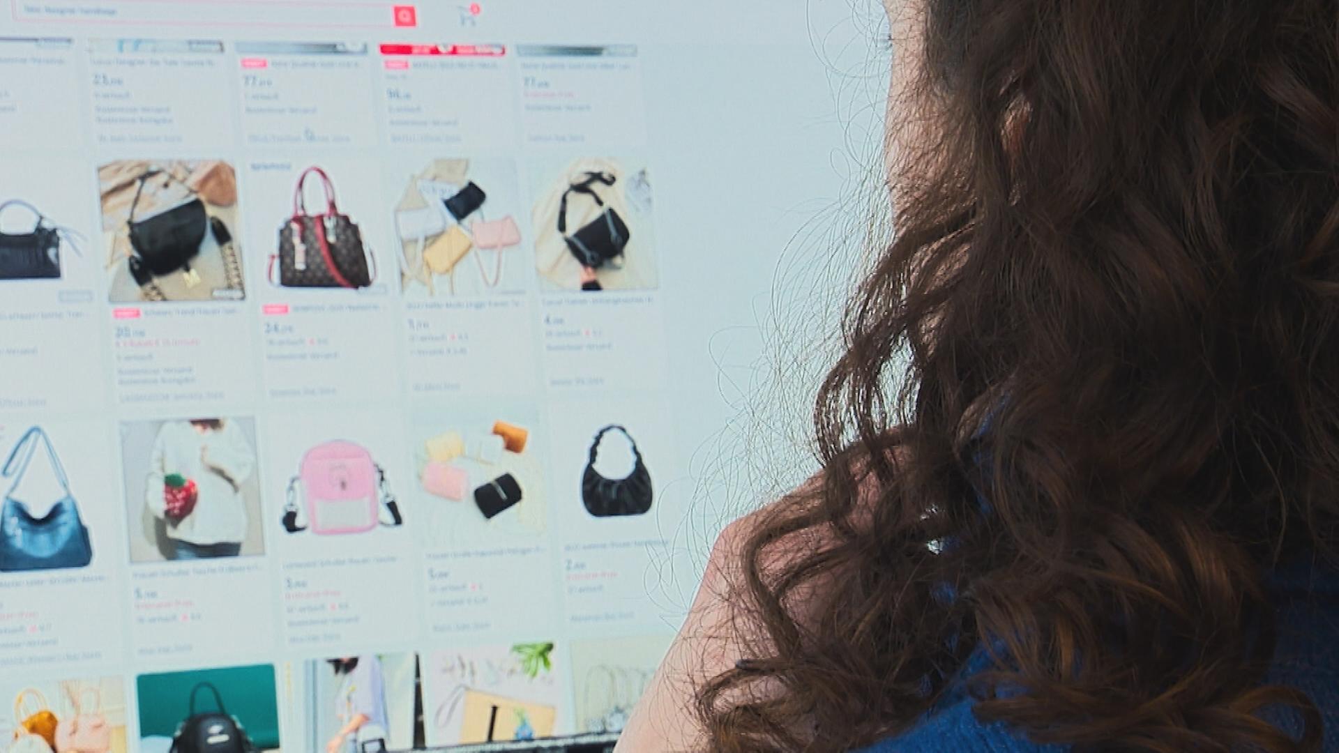Frau beim Online-Shopping.