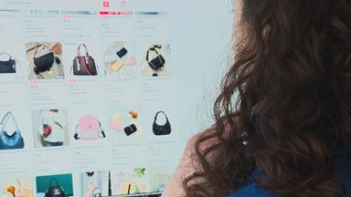 Frau beim Online-Shopping.