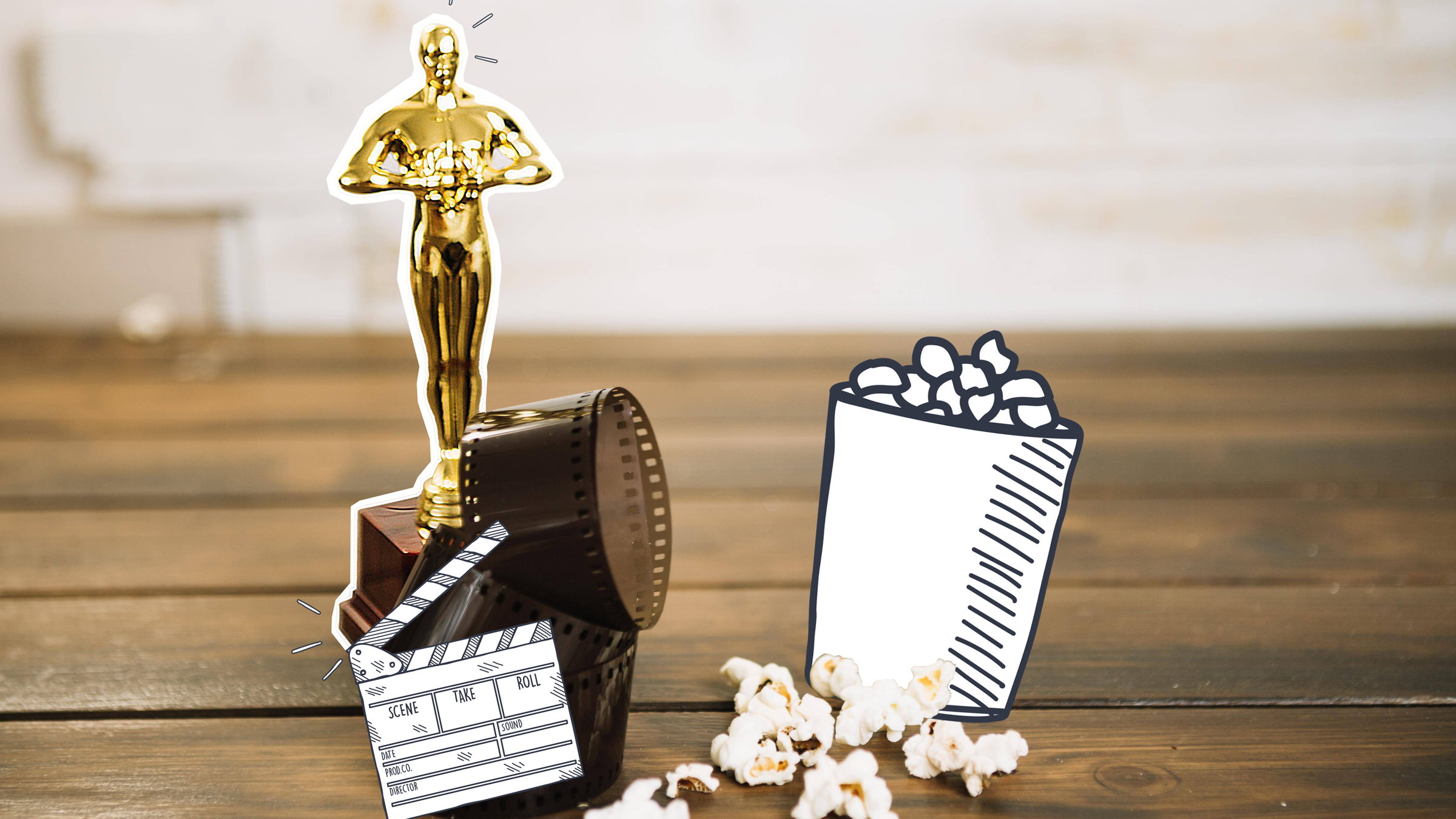 Man sieht einen Oscar, der auf einem Holzboden steht. Davor liegt eine Filmrolle. Neben dem Oscar liegt Popcorn. 