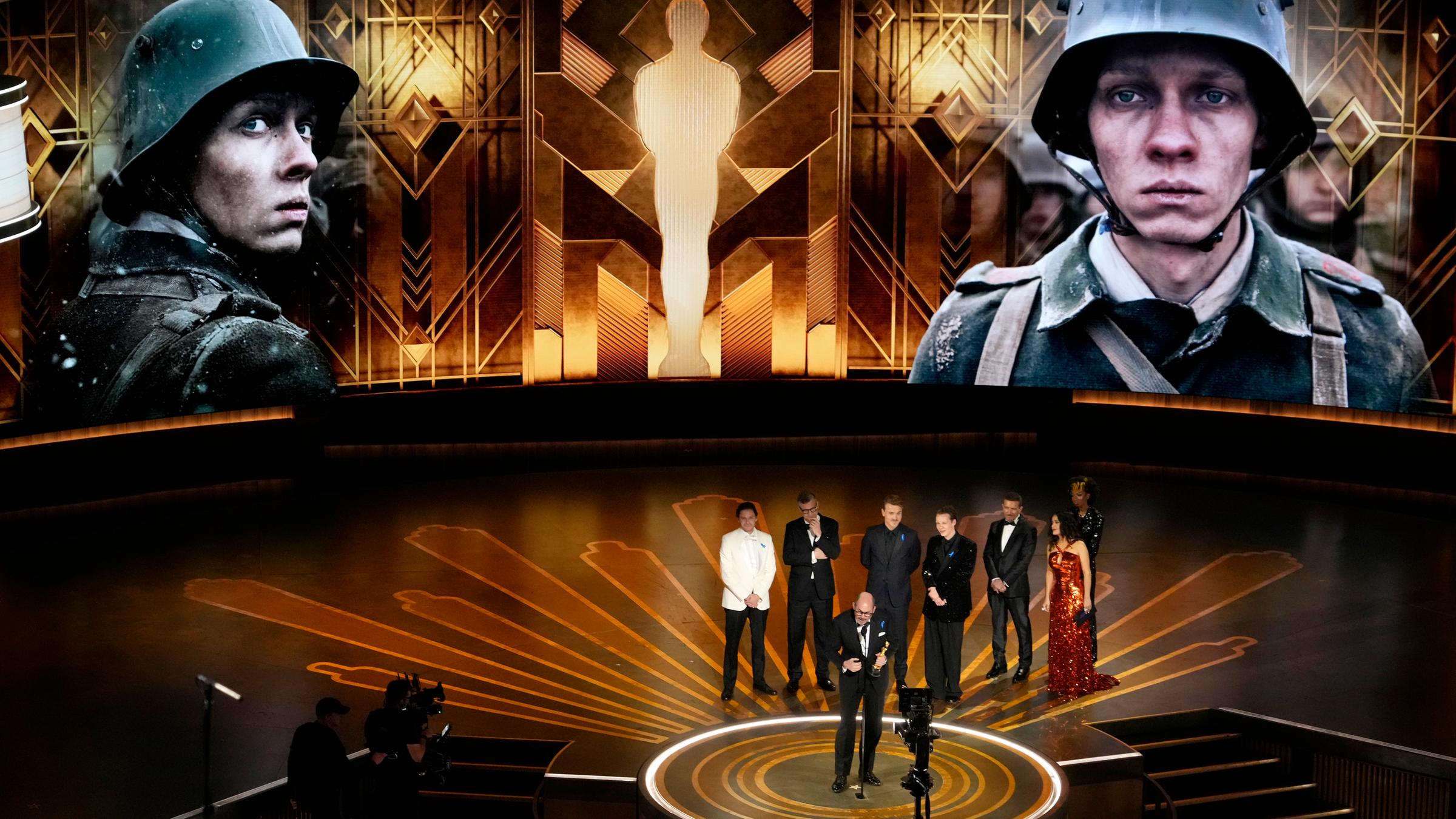 Edward Berger nimmt den Oscar für den besten internationalen Film für "Im Westen nichts Neues" entgegen.