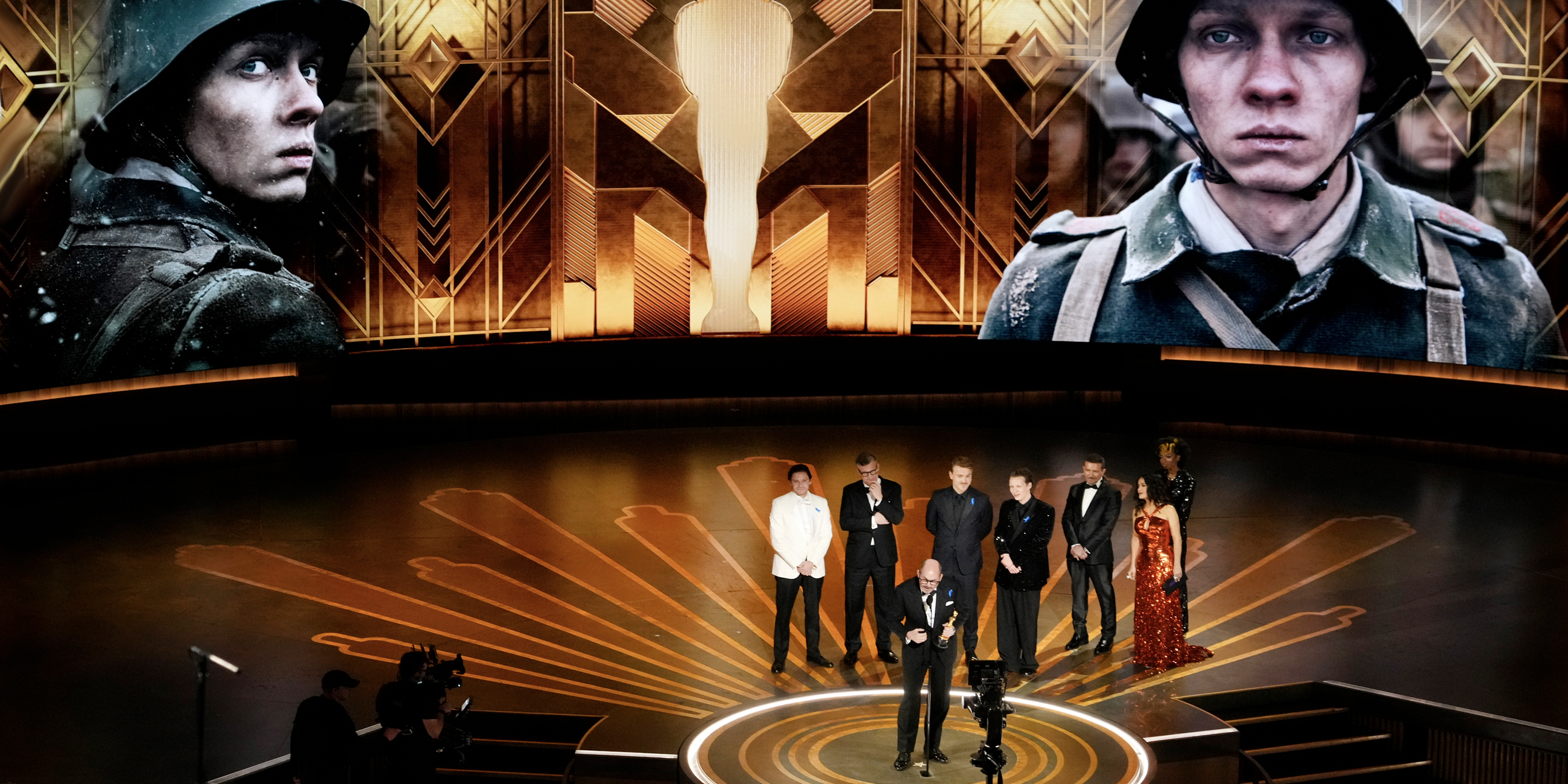 Edward Berger nimmt den Oscar für den besten internationalen Film für "Im Westen nichts Neues" entgegen.