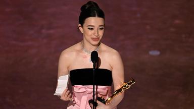 Mikey Madison nimmt den Preis für die beste Hauptdarstellerin für "Anora" während der 97. Oscar-Verleihung entgegen