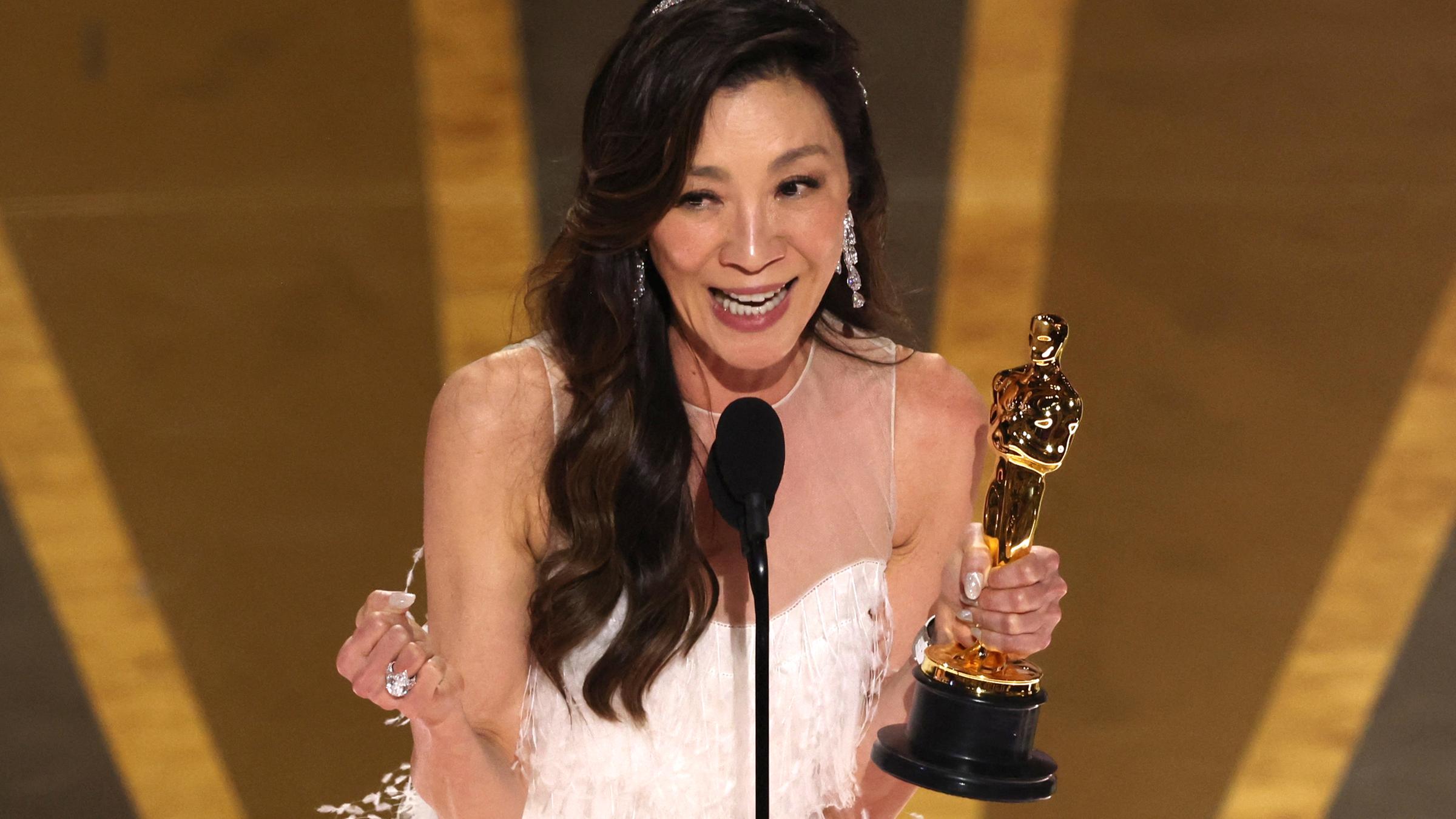 Michelle Yeoh nimmt den Oscar als beste Schauspielerin entgegen.