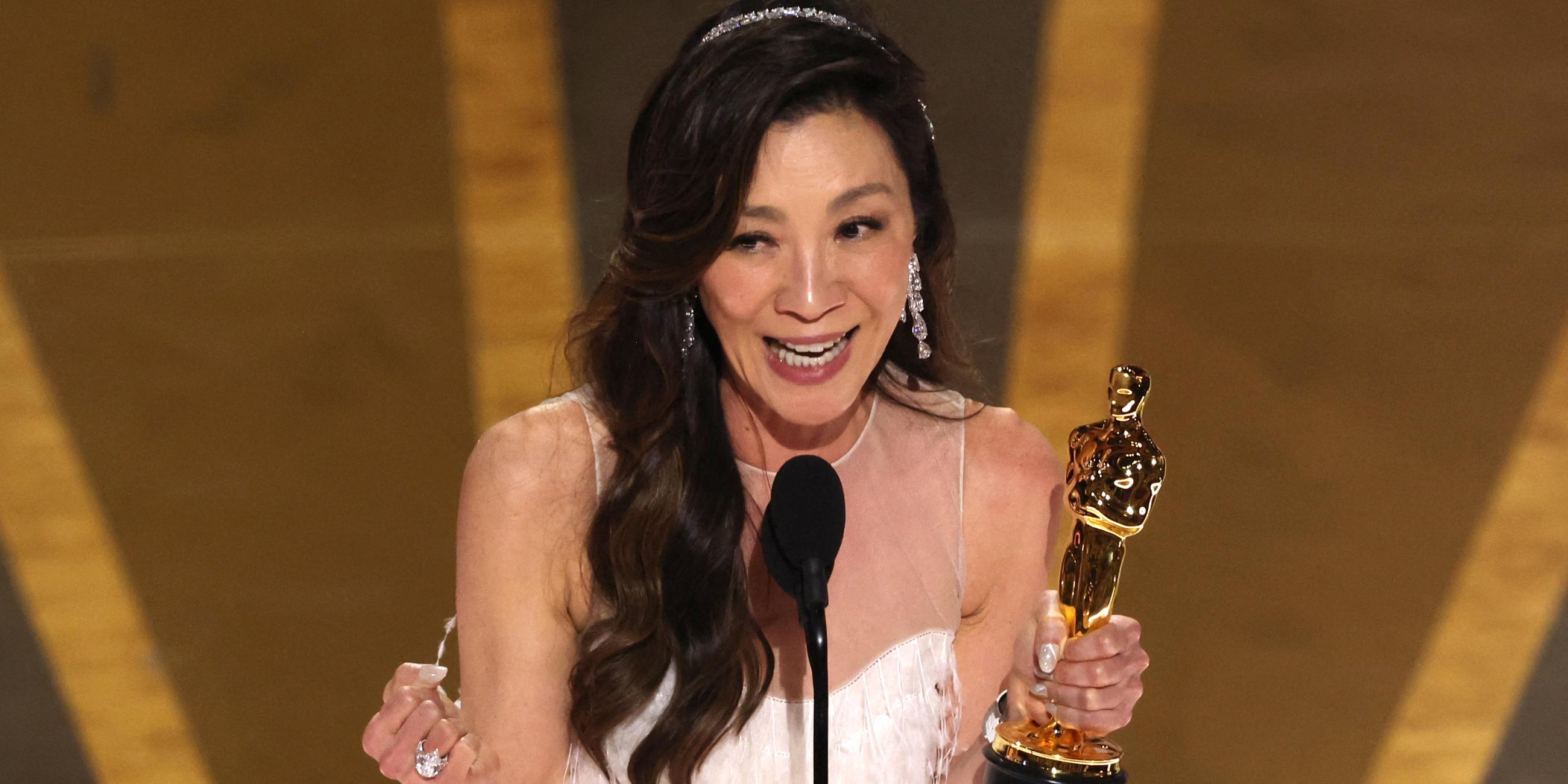 Michelle Yeoh nimmt den Oscar als beste Schauspielerin entgegen.