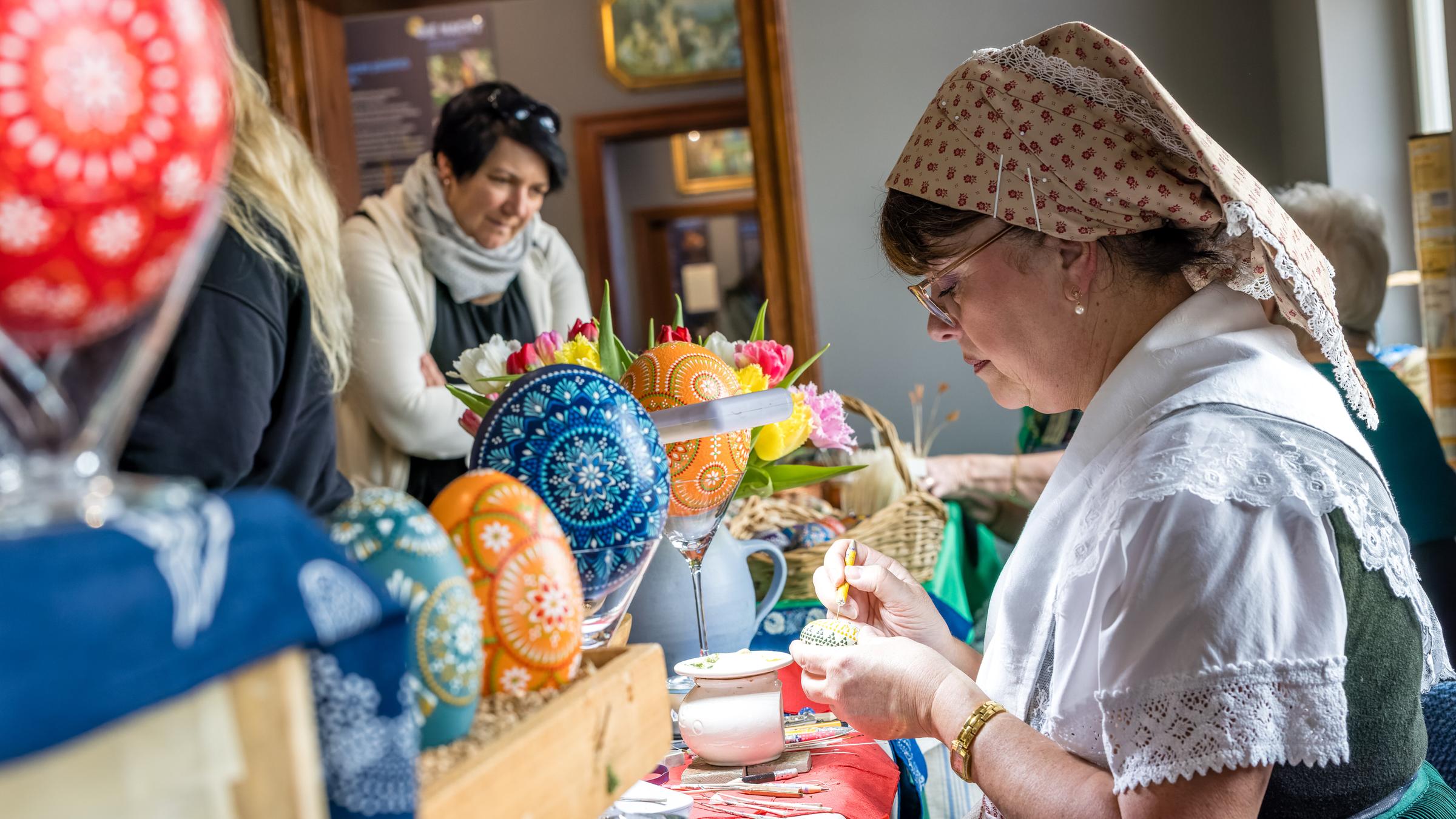 Martina Hofmann kommt aus Oberfranken zur 25. Ostereier-Messe und führt ihre Osterei-Kunst für Besucher vor.