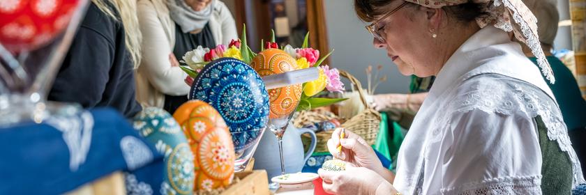 Martina Hofmann kommt aus Oberfranken zur 25. Ostereier-Messe und führt ihre Osterei-Kunst für Besucher vor.