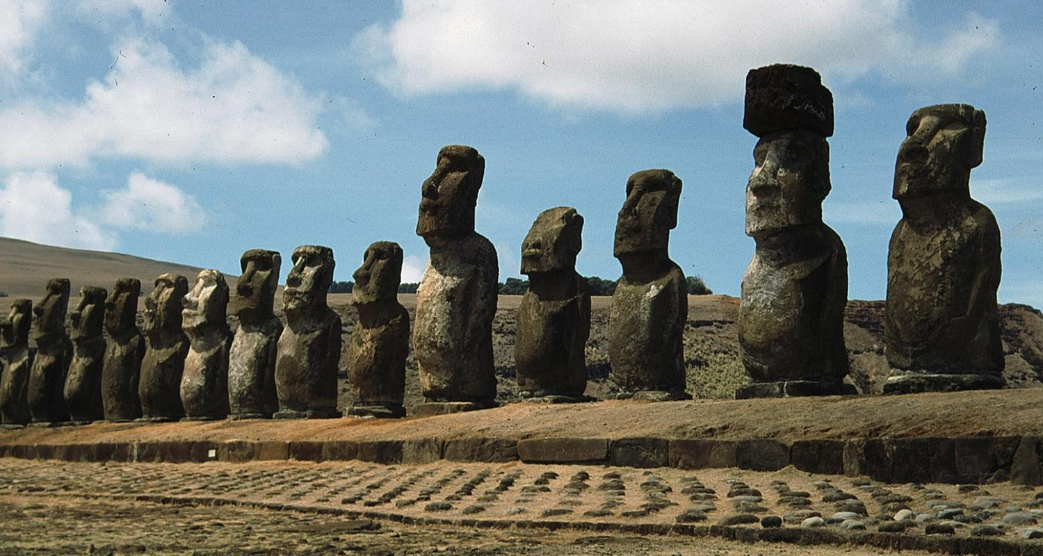 Viele Statuen aus Gestein stehen auf der Osterinsel